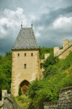 Karlstejn, Çek Cumhuriyeti - 21 Haziran 2019: Güzel bir günde Çek Cumhuriyeti 'nin Karlstejn kentinin kraliyet şatosunun kapısı olan kule