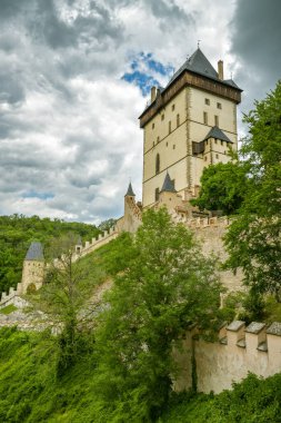 Karlstejn, Çek Cumhuriyeti - 21 Haziran 2019: Çek Cumhuriyeti 'nin Karlstejn kentinin ana kulesi veya Kraliyet Kalesi, bulutlu bir günde Haziran 2019