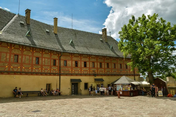 Karlstejn República Tcheca Junho 2019 Pessoas Esperando Fila Por Ingressos — Fotografia de Stock