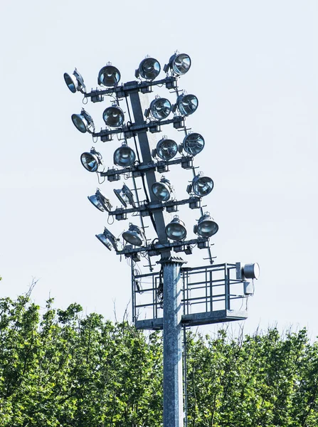 Stadionin valaistus kohtaus, sähkölaitteet — kuvapankkivalokuva