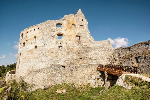 Rovine del castello di Topolcany, Repubblica Slovacca, Europa centrale — Foto Stock