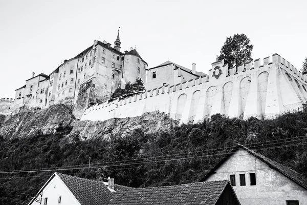 Cesky Sternberk castle, Csehország, fekete-fehér — Stock Fotó