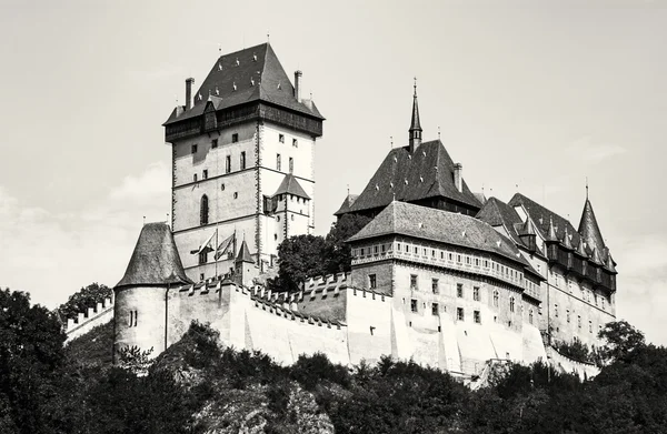 Karlstejn is een grote gotische burcht 1348 gesticht door Charles Iv — Stockfoto