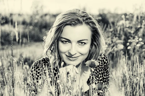 Sexy Kaukasische vrouw en maïs poppy bloemen, zwart-wit — Stockfoto