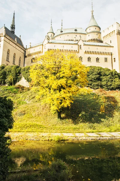 Schloss Bojnice in der Slowakischen Republik, Herbstzeit — Stockfoto