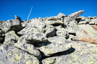 Büyük taşlar Chopok tepe, düşük Tatras, Slovakya, hiking Tema