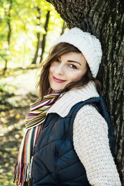 Caucásico morena mujer posando en otoño naturaleza, estacional — Foto de Stock