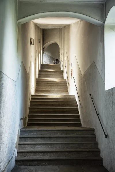 Velhas escadas interiores apedrejadas — Fotografia de Stock