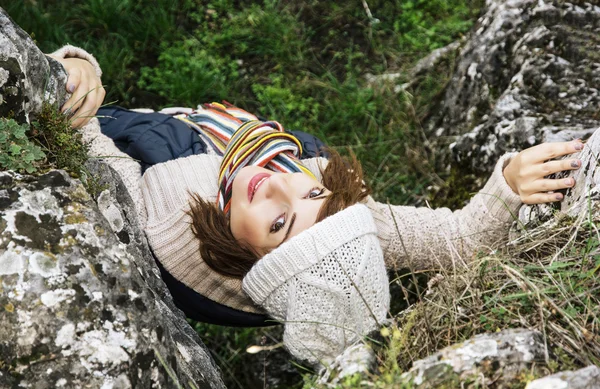 Young caucasian woman looking up in autumn nature — Stock Photo, Image