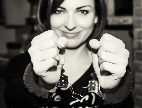 Junge kaukasische Frau posiert mit Handschellen auf der Party — Stockfoto
