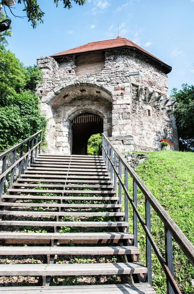 Ruïne van kasteel van Visegrad, Hongarije, eeuwenoude architectuur — Stockfoto