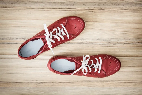 Ahşap arka plan üzerinde yeni kırmızı Bayan deri ayakkabı — Stok fotoğraf