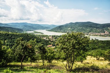 Harabe Visegrad Kalesi, Macaristan, yeşillik ve Tuna görüntülemek 