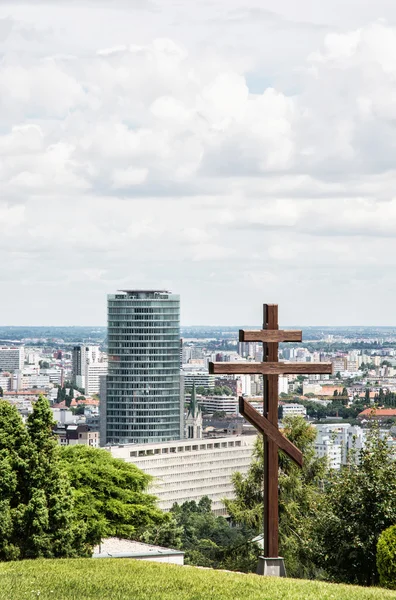 Big christian cross in Slavin and cityscape of Bratislava — Stock Photo, Image