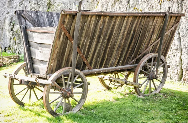 Zbliżenie na stary drewniany wózek, obiekt retro — Zdjęcie stockowe