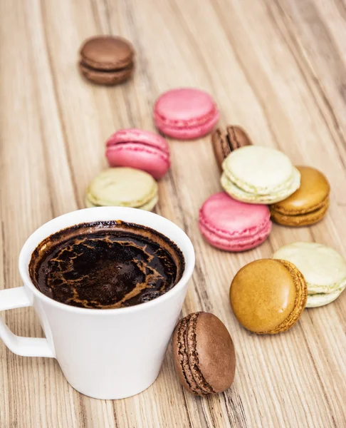 Tasse schwarzen Kaffee mit französischen bunten Macarons — Stockfoto