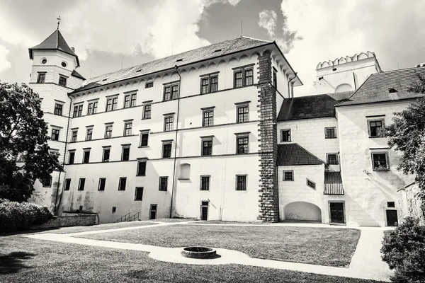哥特式城堡的 Jindrichuv 赫拉德茨，黑色和白色 — 图库照片