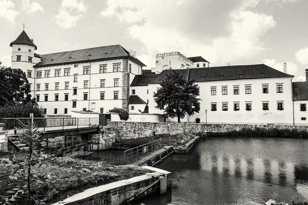 Gotische Burg von jindrichuv hradec mit Wasserreservoir — Stockfoto