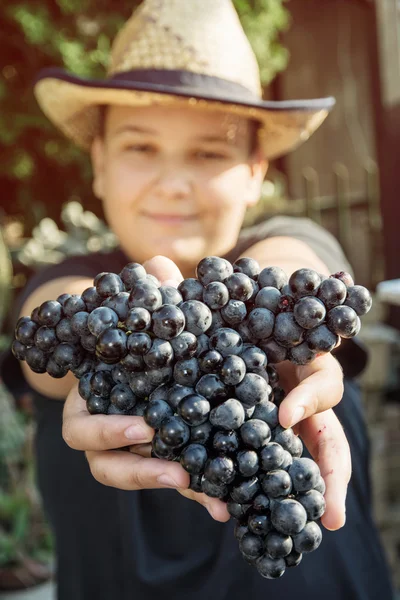 Joven chico divertido con racimo de uvas en las manos, foto retro —  Fotos de Stock