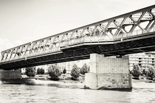 Puente y río Danubio en Bratislava, blanco y negro —  Fotos de Stock