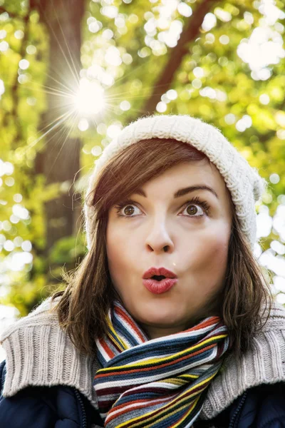 Mujer joven con una expresión facial sorprendida, foto retro — Foto de Stock