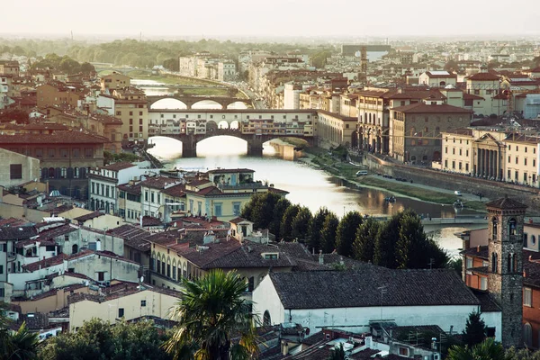 Vista da cidade Florença com ponte incrível Ponte Vecchio — Fotografia de Stock