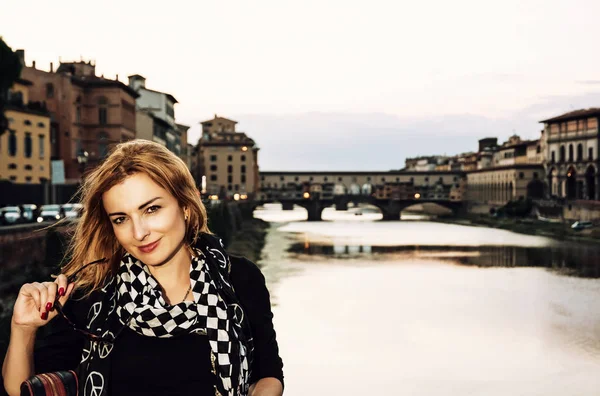 Dama młody turysta pozują przed mostem Ponte Vecchio — Zdjęcie stockowe