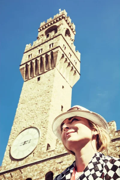 Mujer bonita posando bajo el Palazzo Vecchio en Florencia — Foto de Stock