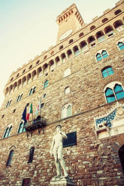 Palazzo Vecchio - starý palác a Michelangelova socha Davida — Stock fotografie