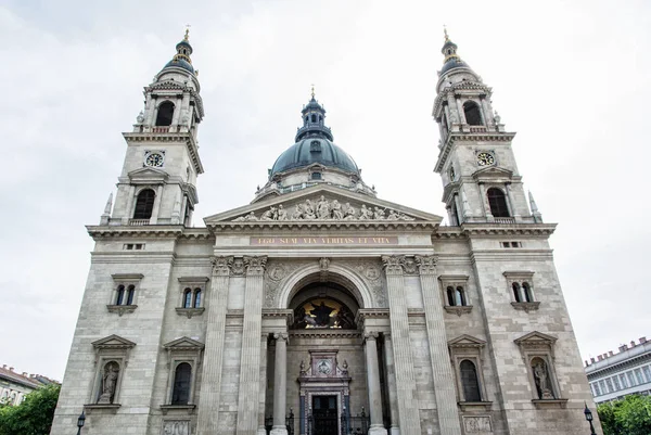 Frontage of Saint Stephen 's basilica, Budapest, Hungary — стоковое фото