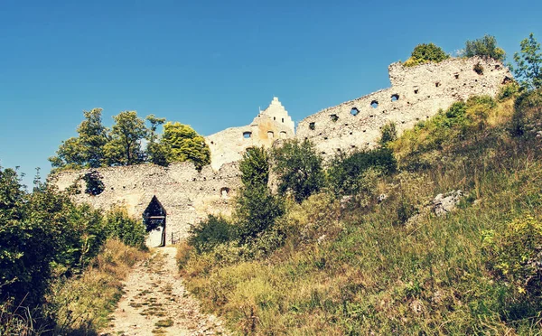 Tillfartsväg till slottet fördärvar av Topoľčany, Slovakien — Stockfoto