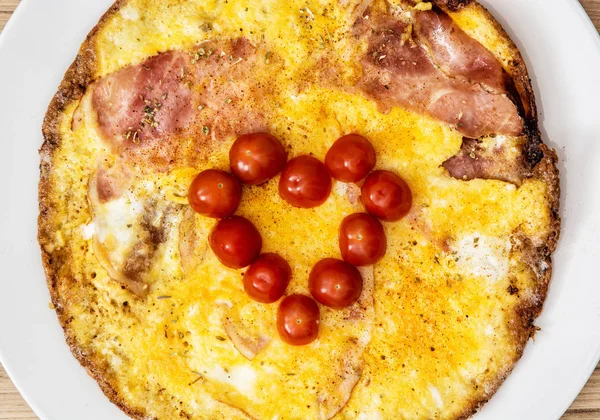 Little heart made of cherry tomatoes on the ham and eggs — Stock Photo, Image