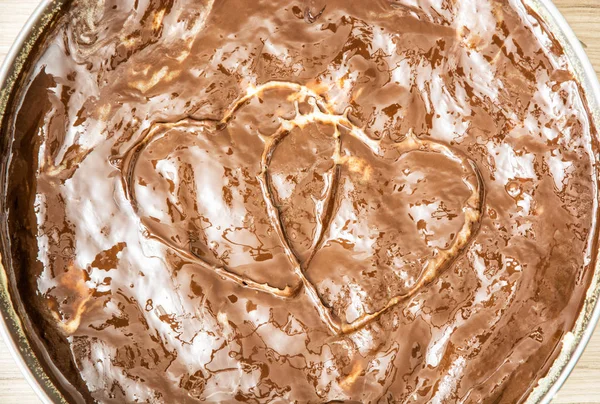 Zoete flan geval met chocolade crème hart, Valentine's Day — Stockfoto