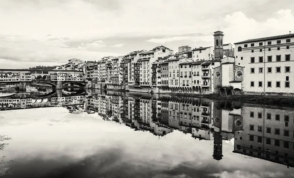 Ponte Vecchio espelha-se no rio Arno, Florença — Fotografia de Stock