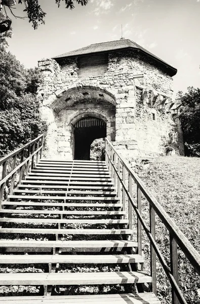 Ruiny zamku w obłokach, Węgry, czarno-białe — Zdjęcie stockowe