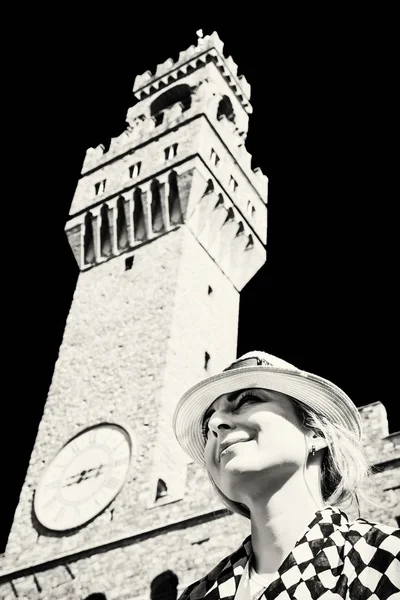 漂亮的女人在伪装下旧宫在佛罗伦萨的帽子 — 图库照片