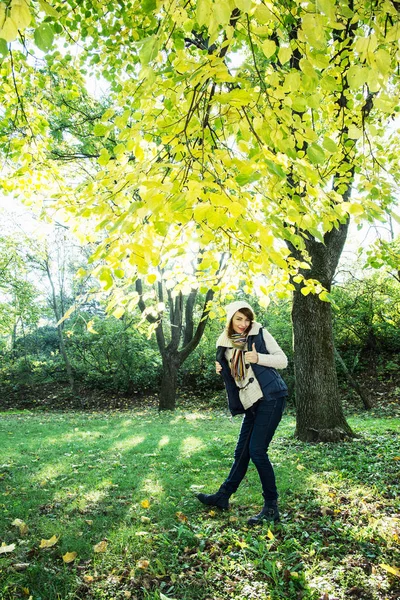 积极的黑发女人，在秋天山毛榉树下合影 — 图库照片