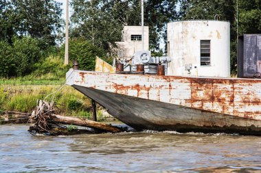 Eski paslı bağlantılı tekne riverside ile