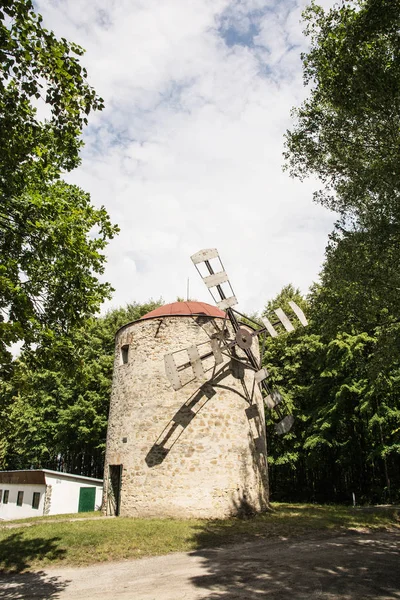 Ветряная мельница в Голице, Словакия, вертикальная композиция — стоковое фото