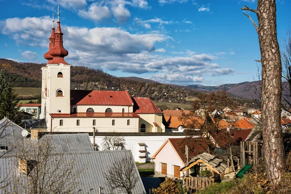 Église catholique romaine dans le village de Divin, Slovaquie — Photo