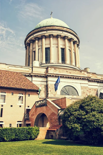 Schöne basilika in esztergom, ungarisch, retro fotofilter — Stockfoto