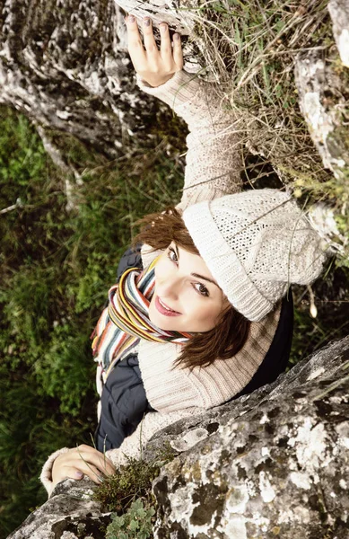 Молодая кавказка смотрит вверх осенью на природу, фотофильтр — стоковое фото