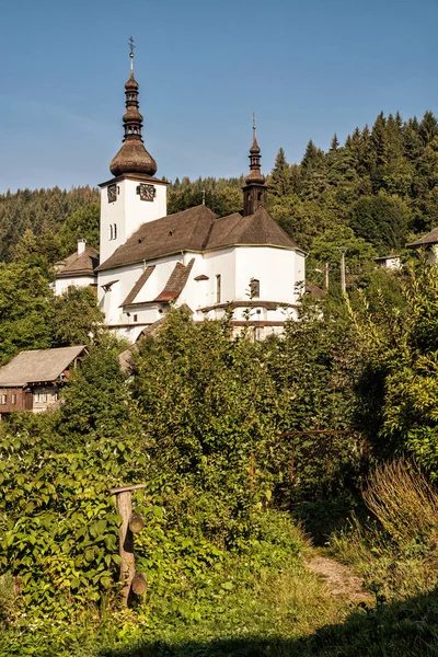 Mooie versterkte kerk in Spania Dolina, Slowakije — Stockfoto