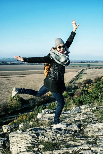 Vrolijke jongedame poseren in herfst-outfit, blauwe Fotofilter — Stockfoto