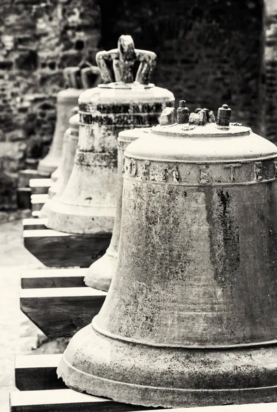 Grandes sinos de ferro na basílica de Esztergom, preto e branco — Fotografia de Stock