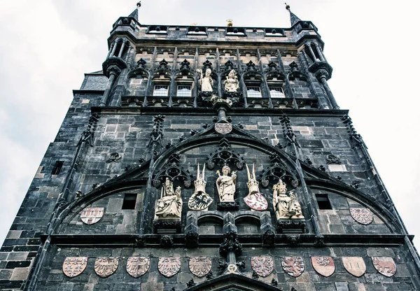 Stary Staromiejska Wieża Mostowa w Pradze, Czechy, niebieski filtr — Zdjęcie stockowe