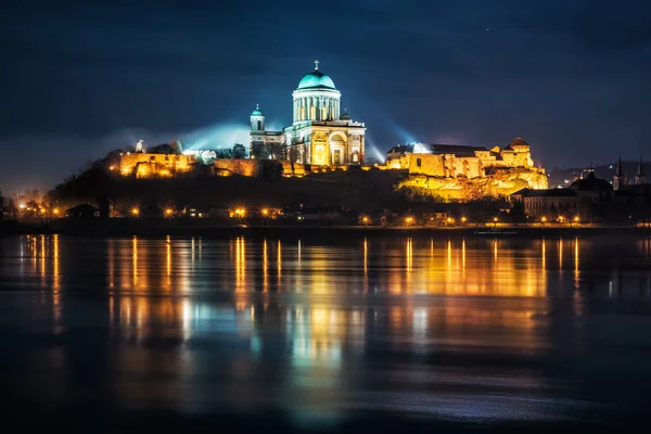 Esztergom Felica ночью, Венгрия — стоковое фото