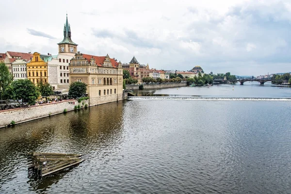 Città vecchia Praga con fiume Moldava dal ponte Carlo — Foto Stock