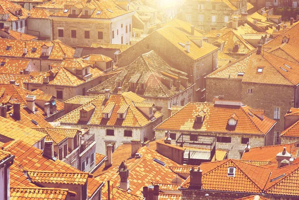 Techos en Dubrovnik Viejo con rayos de sol, Croacia, Unesco — Foto de Stock