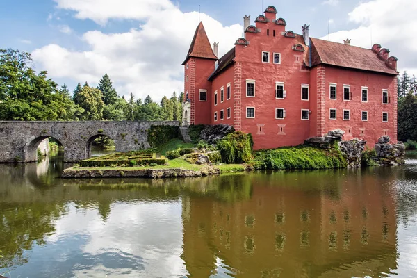 Cervena Lhota est un beau château en République tchèque — Photo